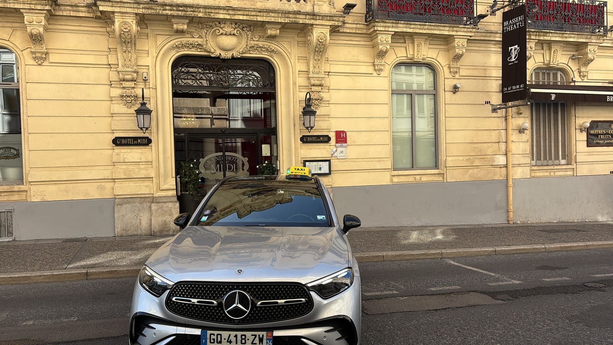 Mercedes Taxi Tram devant le Grand Hôtel du Midi, Montpellier