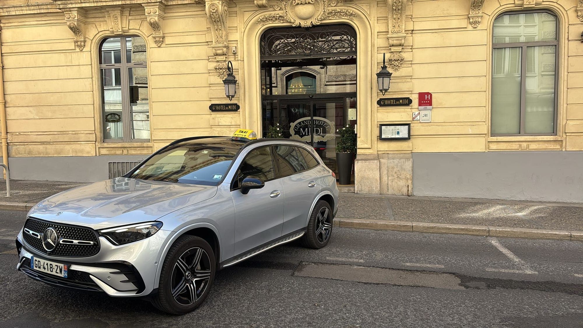 Mercedes Taxi Tram devant le Grand Hôtel du Midi