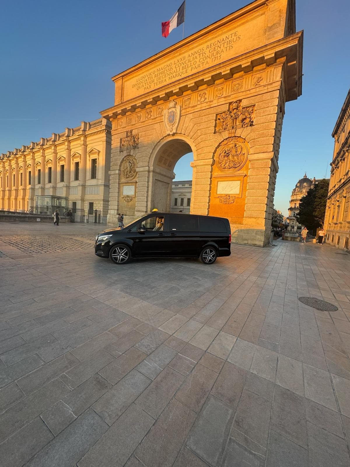 Taxi Tram à l’Arc de Triomphe de Montpellier